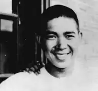 Portrait photo en gros plan d'un homme asiatique souriant.