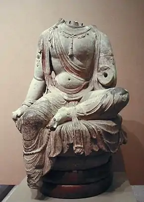Statue de bodhisattva. Première moitié du VIIIe&nbsp;siècle. Grès. Grotte 14, Tianlongshan, Shanxi. Musée national de Tokyo.