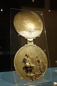 Miroir, avec Aphrodite et Éros jouant de la flûte de Pan, Tarente, IIIe&nbsp;siècle&nbsp;av. J.-C.