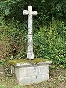 Croix au bord de la Tardes, à côté de ce pont.