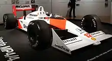Photo de trois quarts face de la McLaren MP4/4, en exposition