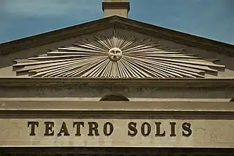 Détails du fronton.