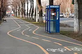 Cabine téléphonique à Bucharest, en bord de piste cyclable. Le plus simple des édifices du mobilier urbain fait pour être électrique depuis le début du XXe&nbsp;siècle.