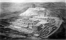 Vue des fouilles du sommet du puy de Dôme et de l'observatoire au second plan.