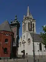 L'église et l'ancienne mairie.