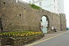 Un fragment des remparts de Tenby&nbsp;(en).