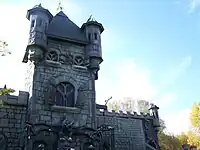 La tour principale de la façade