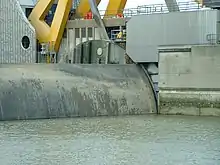 Une porte en position de fermeture