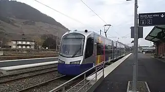 Vue d'une rame du tram-train de Mulhouse arrêtée à une station.