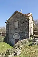 Façade vers la rue et porte basse du sépulcre.