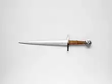 Photo d'une dague blanche au manche en bois