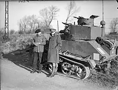 Le général Andrew McNaughton, commandant en chef des armée canadiennes (à droite)
