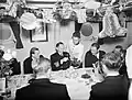 Le jour de Noël 1942 dans le carré des officiers&nbsp;(en) à bord du HMS Malaya, Scapa Flow. Le capitaine reçoit le dessert.
