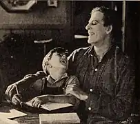 L'enfant acteur Newton Hall (1914–1971) et James Kirkwood dans une scène du film.