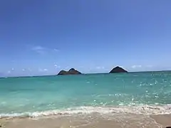 Le Mokulua depuis la côte de Lanikai Beach