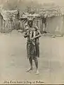 Chef asante portant un afena vers 1890.