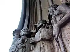 Détail du portail: trois apôtres, Pierre, un autre apôtre, Jacques.