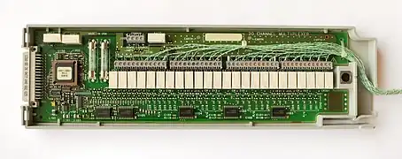 Le multiplexeur associé.