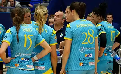 Thierry Vincent et ses joueuses, le 7 mai 2017.