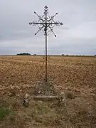 Calvaire au bord de la D 23 en direction de Wavignies, avec repère de nivellement.