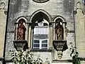 Détail du milieu de la façade, avec statues du Cœur Immaculé de Marie et du Sacré-Cœur.