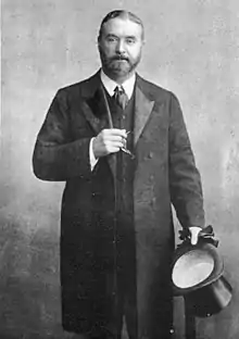 Portrait de Thomas Ismay, chapeau à la main.