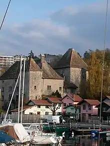 Vue sur le château depuis le port.