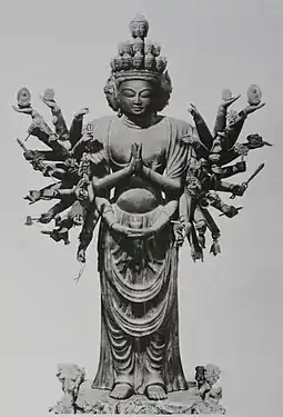 Kannon aux mille bras, debout. Vers 934. Bois coloré. H. 109,7&nbsp;cm (43,2&nbsp;in), Hosshō-ji, Kyoto.