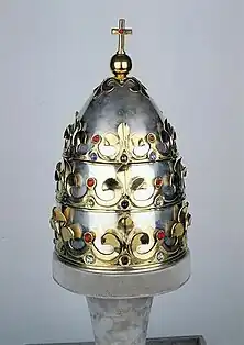 La tiare offerte au pape Jean-Paul II en 1981 par les catholiques hongrois.