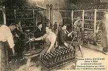 Tirage et embouteillage du saint-péray au début du XXe&nbsp;siècle.