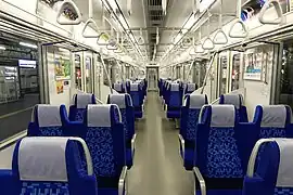 Intérieur avec des sièges transversaux.