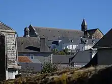 Photo en couleurs de toits d'une ville.