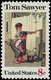 Couleur, un gamin passant la palissade à la chaux tandis que l'autre regarde de près.