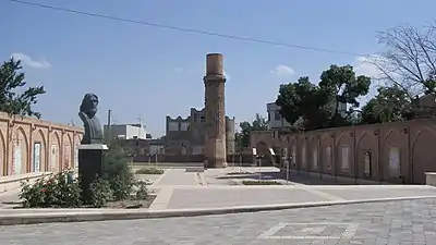Place dédiée à Shams à Khoy: tour commémorative, tombe et buste.
