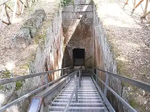 Hypogée : entrée de la Tombe des Reliefs.