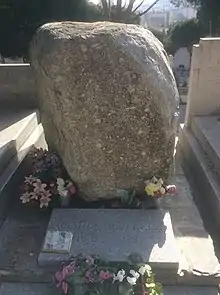 Tombe de Gaston Defferre, composée d'un rocher brut des Cévennes.