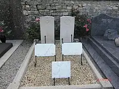 Les deux tombes militaires.