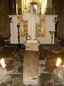 Statue et sarcophage de saint Gildas