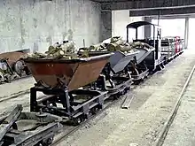 Photo de tombereaux exposés avec leur charge.