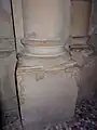 Deux tores séparés par une scotie ornent la base attique de cette colonne (église Saint-Vigor de Colleville-Montgomery).