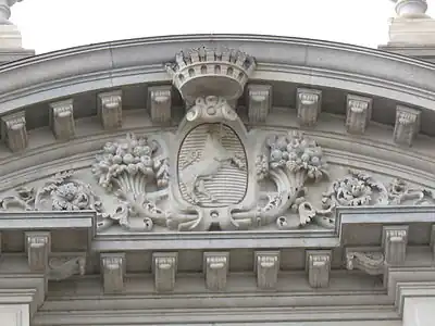 Les armoiries sur le fronton.