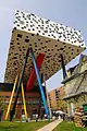 Le Sharp Centre for Design en 2004, avec Will Alsop (en)