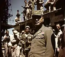 Le vice-amiral Michitaro Tozuka&nbsp;(en), commandant la base navale de Yokosuka après sa reddition le 30 août 1945.