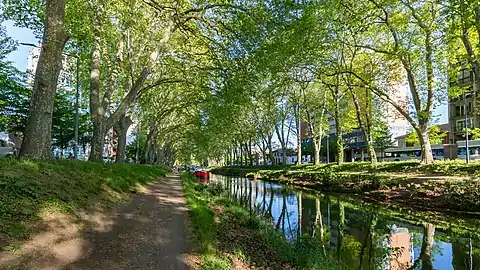 Le canal et l'allée de Brienne vus depuis l'allée de Barcelone.