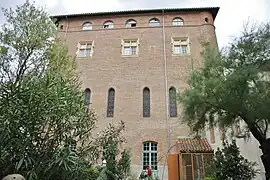 Le bâtiment principal (XVe&nbsp;siècle, sauf dernier étage).