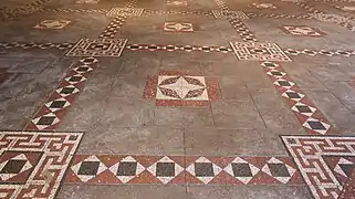 Carrelage de la salle des pas perdus.