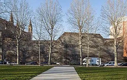 Le rempart médiéval sur les allées Jules-Guesde.