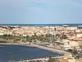 Vue sur la station balnéaire de Gruissan depuis la tour.