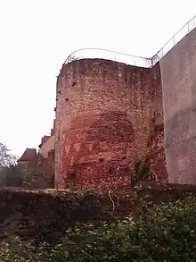 Vue générale d'une tour ayant perdu ses parties hautes