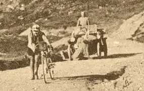 Octave Lapize en 1910 dans la mythique étape Luchon - Bayonne (326&nbsp;km sans assistance, parti à 3&nbsp;h&nbsp;30 du matin et arrivé le premier à 17&nbsp;h&nbsp;40).